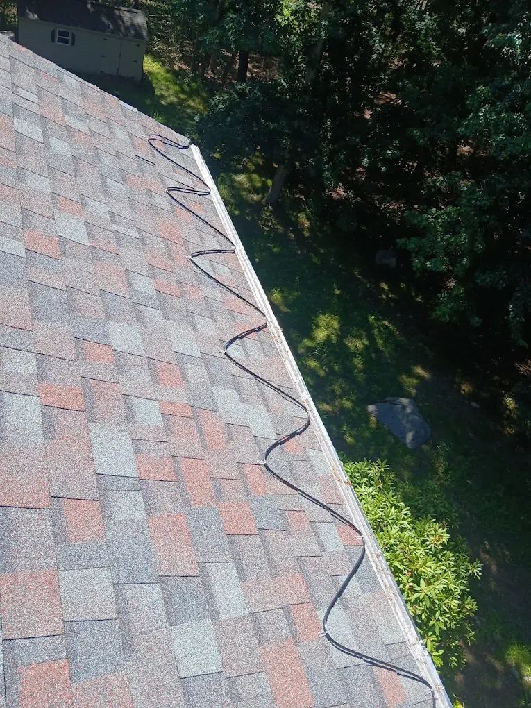 Roof heat cable installed in a zigzag along the gutter line